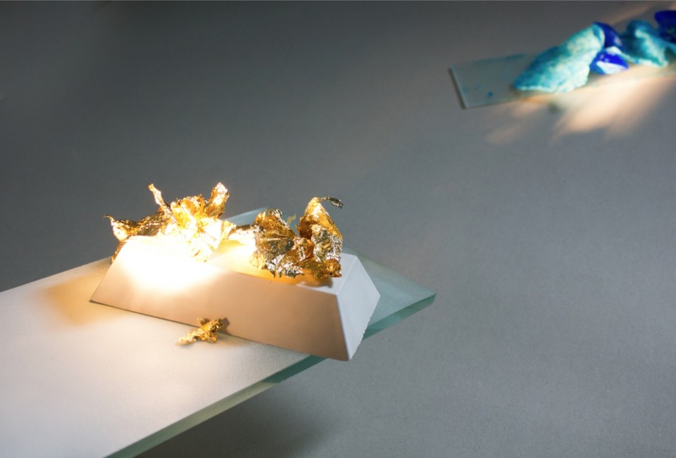 Sliding Up Jodorowsky’s Mountain, 2013, glass, plaster, crystals of copper (ii) sulphate (CuSO4·5H2O), polyvinyl acetate, sodium borate dehydrate, imitation gold leafs, steel, spray paint, light projector, 45 x 130 x 30 cm 