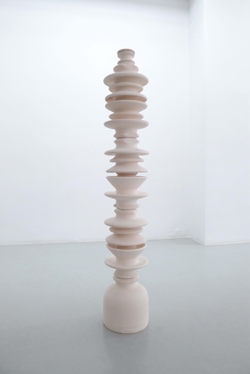Totem, 2015, Tinted plaster (giluform), 116 x 20 x 20 cm 