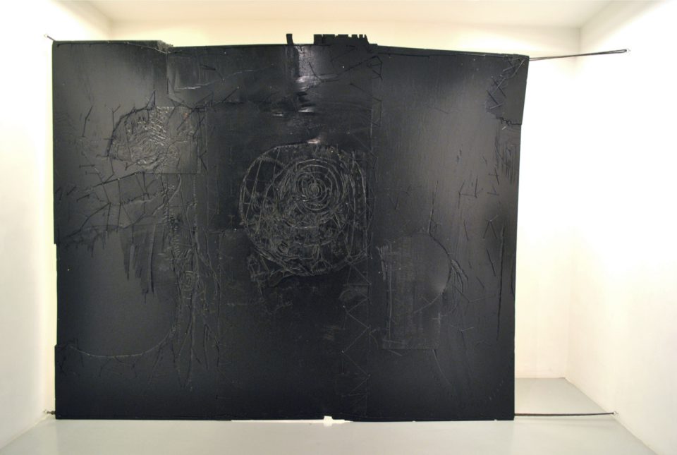 Bubble Dam, 2017, enamel paint and engraving on processed wood, string and rope, 310 x 250 cm