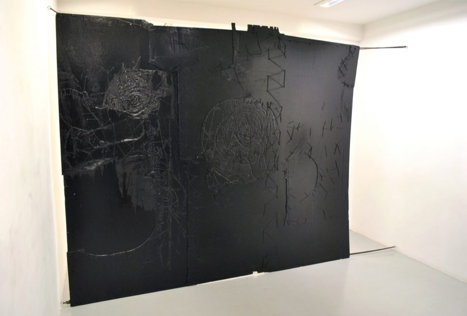 Bubble Dam, 2017, enamel paint and engraving on processed wood, string and rope, 310 x 250 cm