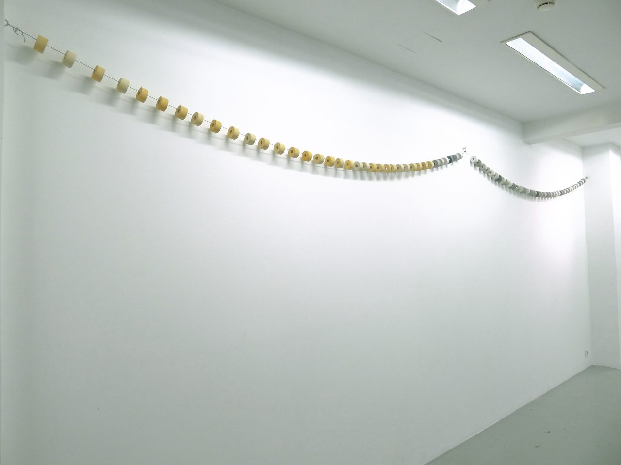 Untitled (garland), 2018, plaster, steel wire, 640 x 6,5 cm / dimensions variable